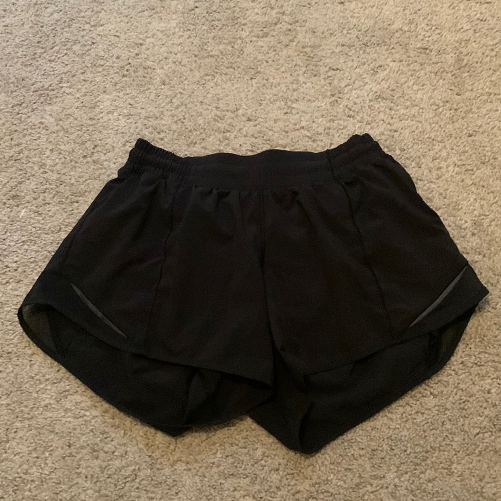 Lululemon 6 Tall Hotty Hot Short